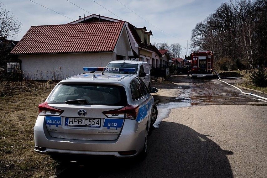 Pożar w Wałbrzychu. Ogień uszkodził dwa luksusowe samochody (ZDJĘCIA)