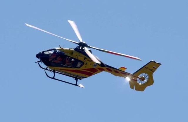 Na miejsce zdarzenia przybył helikopter pogotowia ratunkowego.