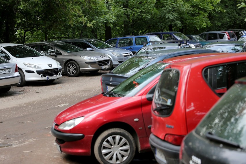 Dziki parking w sąsiedztwie wiaduktu przy ul. Prądnickiej