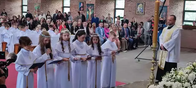 Sezon komunijny w Zduńskiej Woli rozpoczęty. Jako pierwsze do sakramentu przystąpiły dzieci w parafii p.w św. Pawła Apostoła.