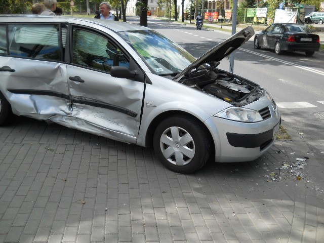 Skrzyżowanie ul. Młyńskiej i Dworcowej: Zderzenie trzech samochodów (ZDJĘCIA)