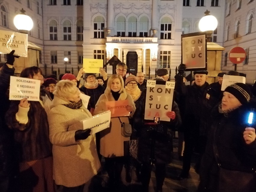 Pikieta przed sądem w Piotrkowie w obronie niezawisłości...