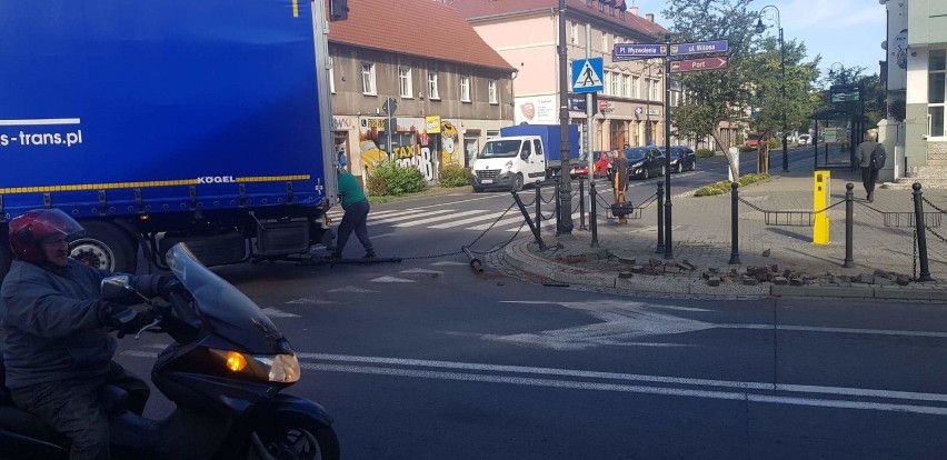 Moment zniszczenia słupków i chodnika.