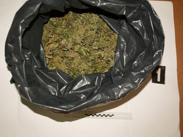 Policjanci w garażu w Kielcach znaleźli prawie cztery kilogramy narkotyków.