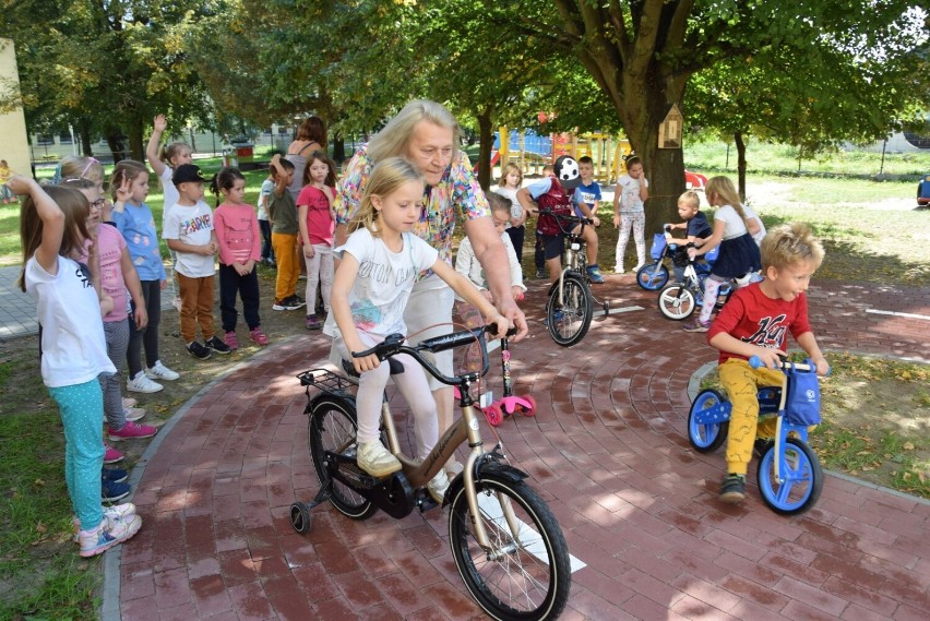 Przedszkole Kubusia Puchatka w Pruszczu ma ścieżkę rowerową. Radości z jeżdżenia co niemiara!  |ZDJĘCIA