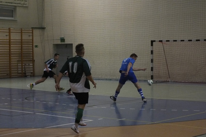 Zaległe spotkanie w ramach Pniewskiej Amatorskiej Ligi Futsalu [FOTO]