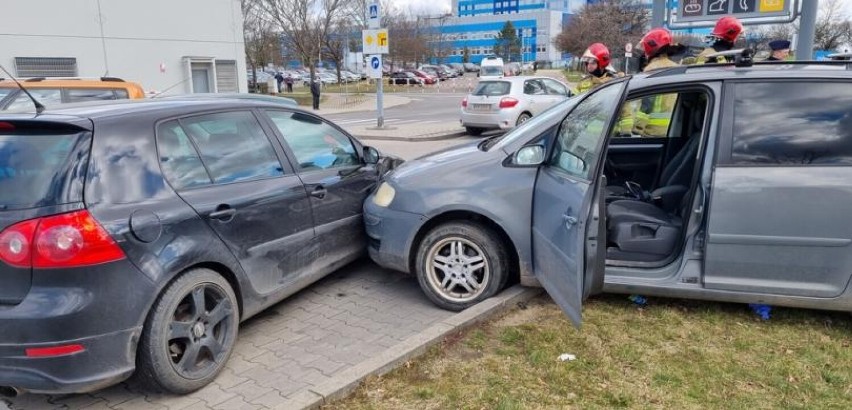Wypadek na ulicy Iwaszkiewicza w Legnicy. Jedna osoba ranna, zobaczcie zdjęcia