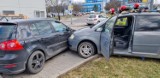 Wypadek na ulicy Iwaszkiewicza w Legnicy. Jedna osoba ranna, zobaczcie zdjęcia