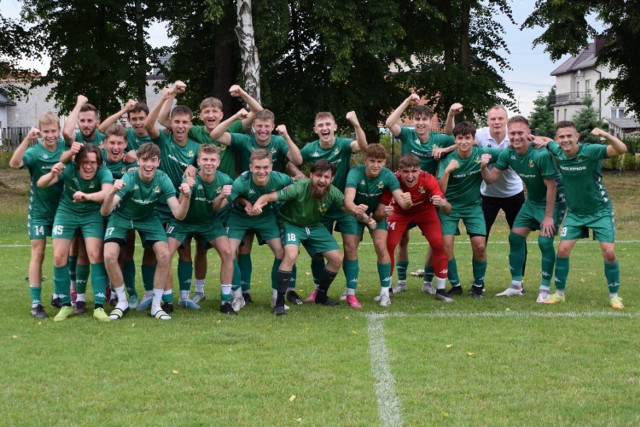 Radość piłkarzy Warty II Sieradz po meczu w Ruścu