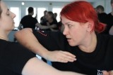 Bezpłatny kurs samoobrony dla kobiet w Wadowicach z ćwiczeniami jak nie wpaść w panikę i skutecznie bronić się w razie ataku. Zdjęcia