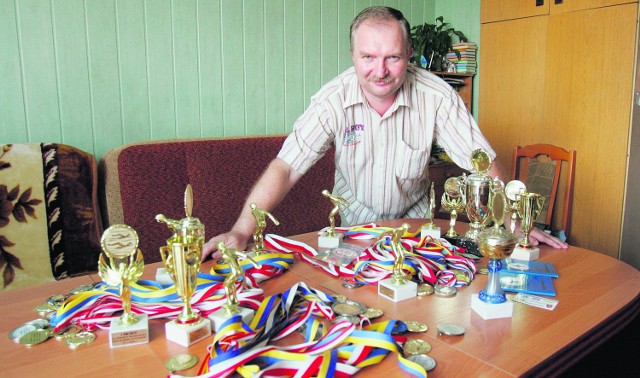 To są medale i puchary za osiągnięcia moich dzieci - mówi pan Piotr Magdziak z Rudy Śląskiej