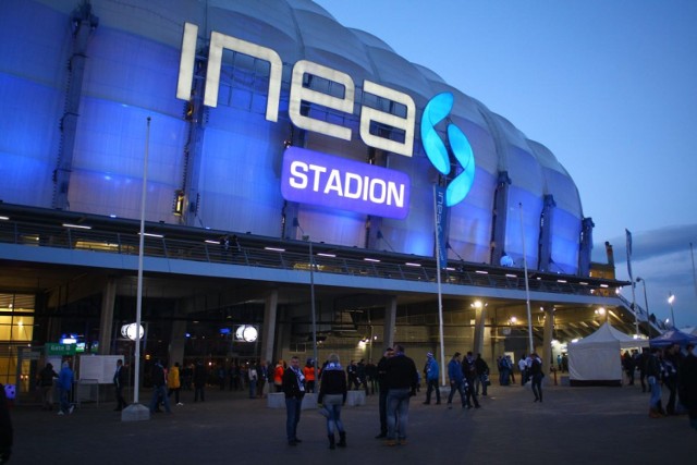 Inea Stadion - Olbrzymi napis na stadionie już podświetlony