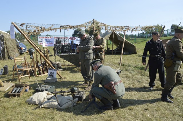 Podczas pikniku historycznego można obejrzeć potyczki, jakie toczono przed laty. A nawet spróbować swoich sił. Jest też masa wojskowego sprzętu do oglądania. Dzieci mogą przymierzyć np. elementy stroju rycerza.