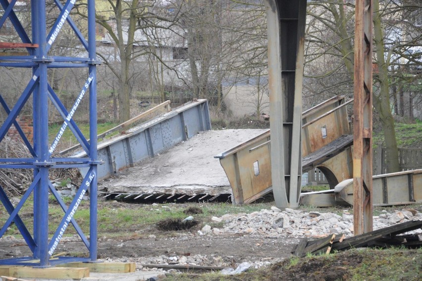 Wyburzają kładkę towarową na głogowskim dworcu PKP [ZDJĘCIA]