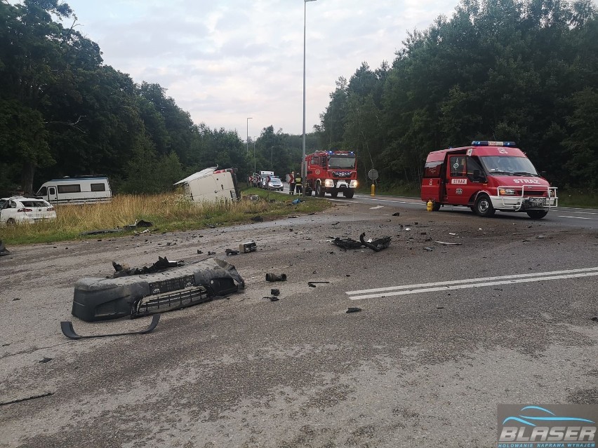 Zderzenie dwóch samochodów w Kębłowie. Kierowca jednego z pojazdów prowadził bez uprawnień| ZDJĘCIA