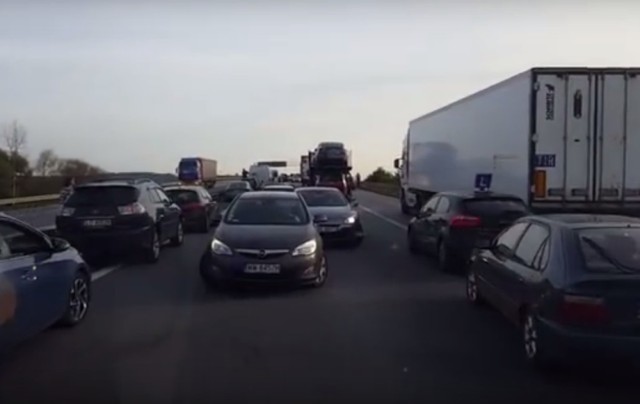 Blokowanie korytarza ratunkowego na autostradzie. Bezmyślne zachowanie kierowców na A4.