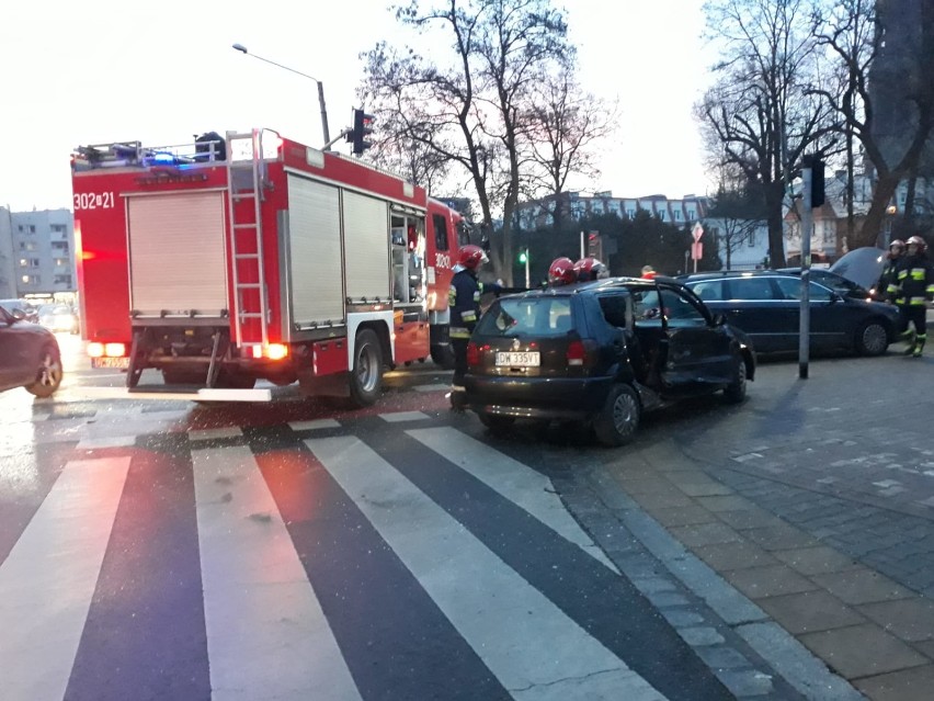Wypadek na skrzyżowaniu Wyszyńskiego i Prusa. Jedna osoba ranna [ZDJĘCIA] 