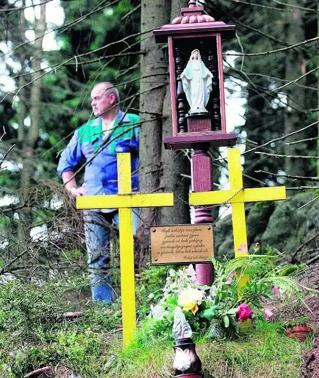 Janusz Bartkiewcz, emerytowany policjant, na miejscu zbrodni. Ojciec Anny postawił tu kapliczkę. W niedzielę 16 sierpnia odnowiona kapliczka zostanie ustawiona niedaleko miejsca zabójstwa. Bliżej turystycznego szlaku