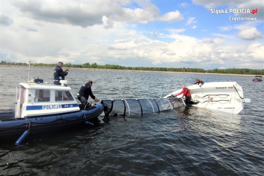 Policjanci ratowali żeglarzy na zalewie w Poraju ZDJĘCIA 