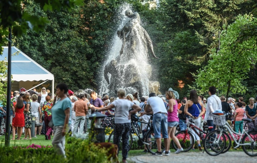 Tłumy na Fontannie Muzyki. Letni cykl koncertów w parku...