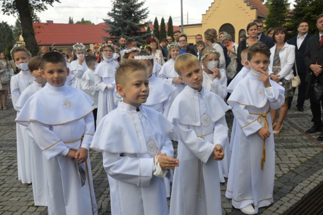 6 września w zduńskowolskiej bazylice odbyły się dwie msze dla dzieci przyjmujących pierwszą Komunię Świętą. W drugiej grupie było ponad 50 uczniów