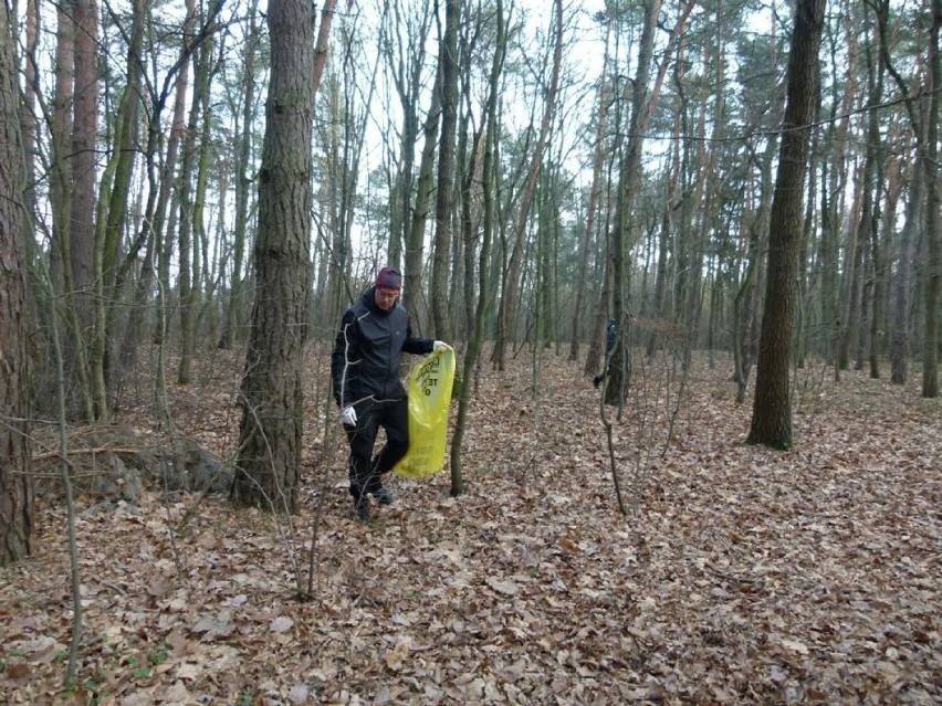Akcję sprzątania Lasu Paprockiego w Zduńskiej Woli...