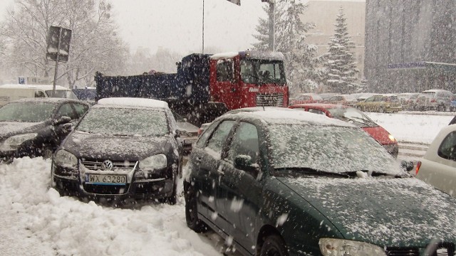 Obfite opady śniegu od rana skutecznie utrudniły  ruch samochodów na drogach.