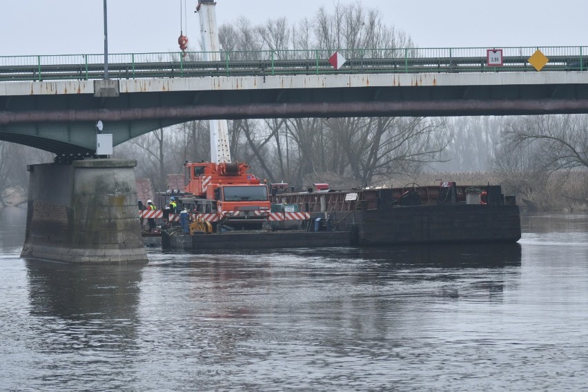 W Kostrzynie ruszyła budowa mostu tymczasowego na Warcie.