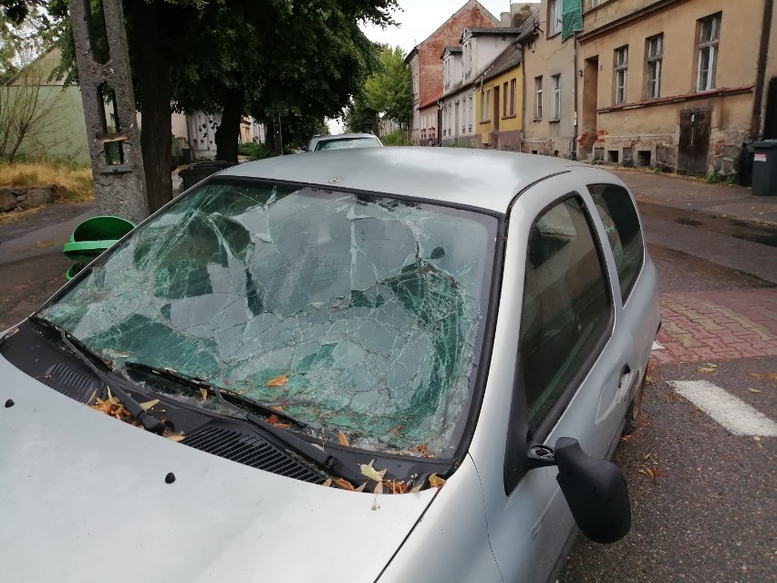  Wrak na ulicy Wągrowca. Co zrobił w tej sprawie ratusz i policja? 