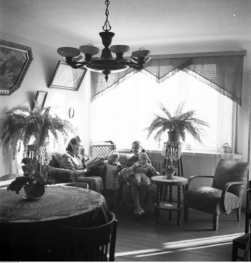 1953. Wnętrze mieszkania na Kole w Warszawie