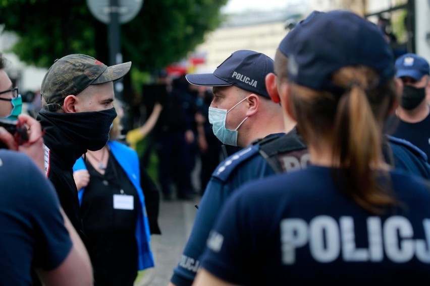 Hojne dodatki dla policjantów. Nawet 2500 zł ekstra dla tych, którzy zechcą pracować po pięćdziesiątce. Czas niepewny, PiS dopieszcza służby