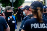 Hojne dodatki dla policjantów. Nawet 2500 zł ekstra dla tych, którzy zechcą pracować po pięćdziesiątce. Czas niepewny, PiS dopieszcza służby