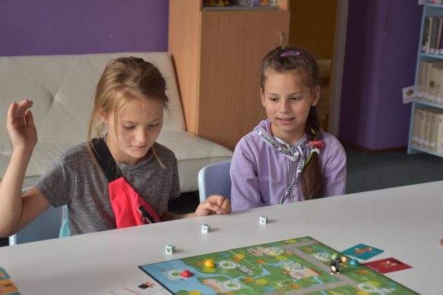 Biblioteka Publiczna w Sępólnie Krajeńskim posiada bogatą ofertę gier planszowych. Dziś to nie tylko rozrywka, ale także możliwość zdobywania wiedzy, rozwijania własnych zainteresowań i ćwiczenie pamięci.