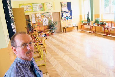 Sale lekcyjne szkoły w Cisownicy zyskały m.in. nowe parkiety. Na zdjęciu: Tadeusz Gluza, dyrektor placówki