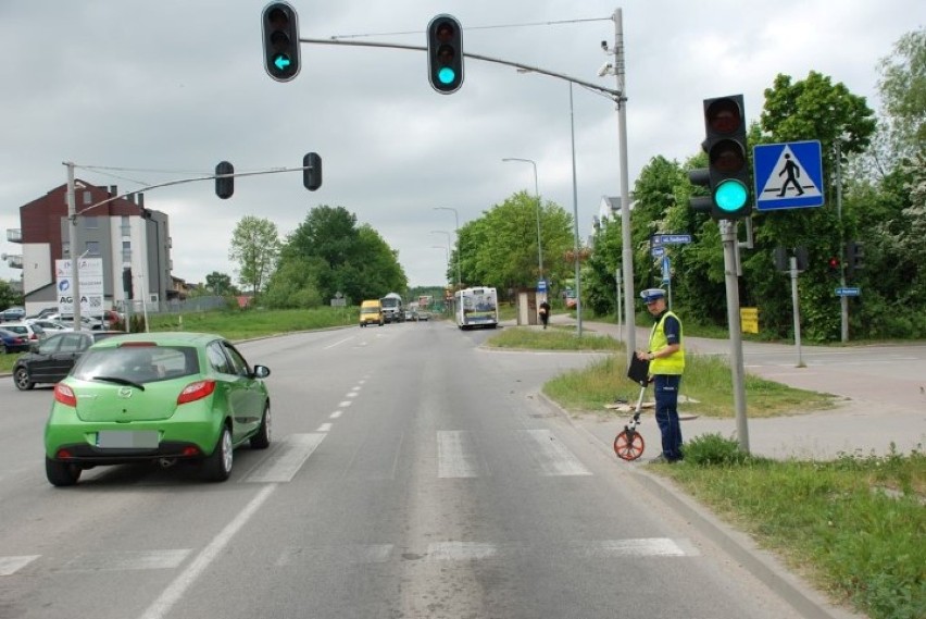 Kowale: Rowerzysta zderzył się  z volkswagenem golfem. Trafił do szpitala [ZDJĘCIA]