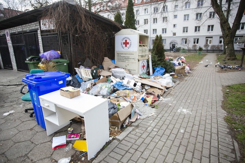 Śmieci w Warszawie wysypują się z kontenerów. Nowe zasady, wysokie opłaty i stare problemy
