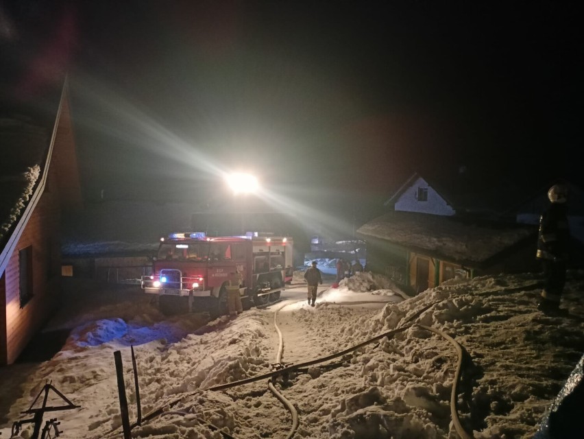 Pożar w Kuźminie. Strażacy z 6 jednostek gasili budynek gospodarczy [ZDJĘCIA]