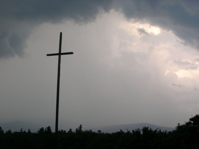 Drewniany krzyż na... Świętym Krzyżu.