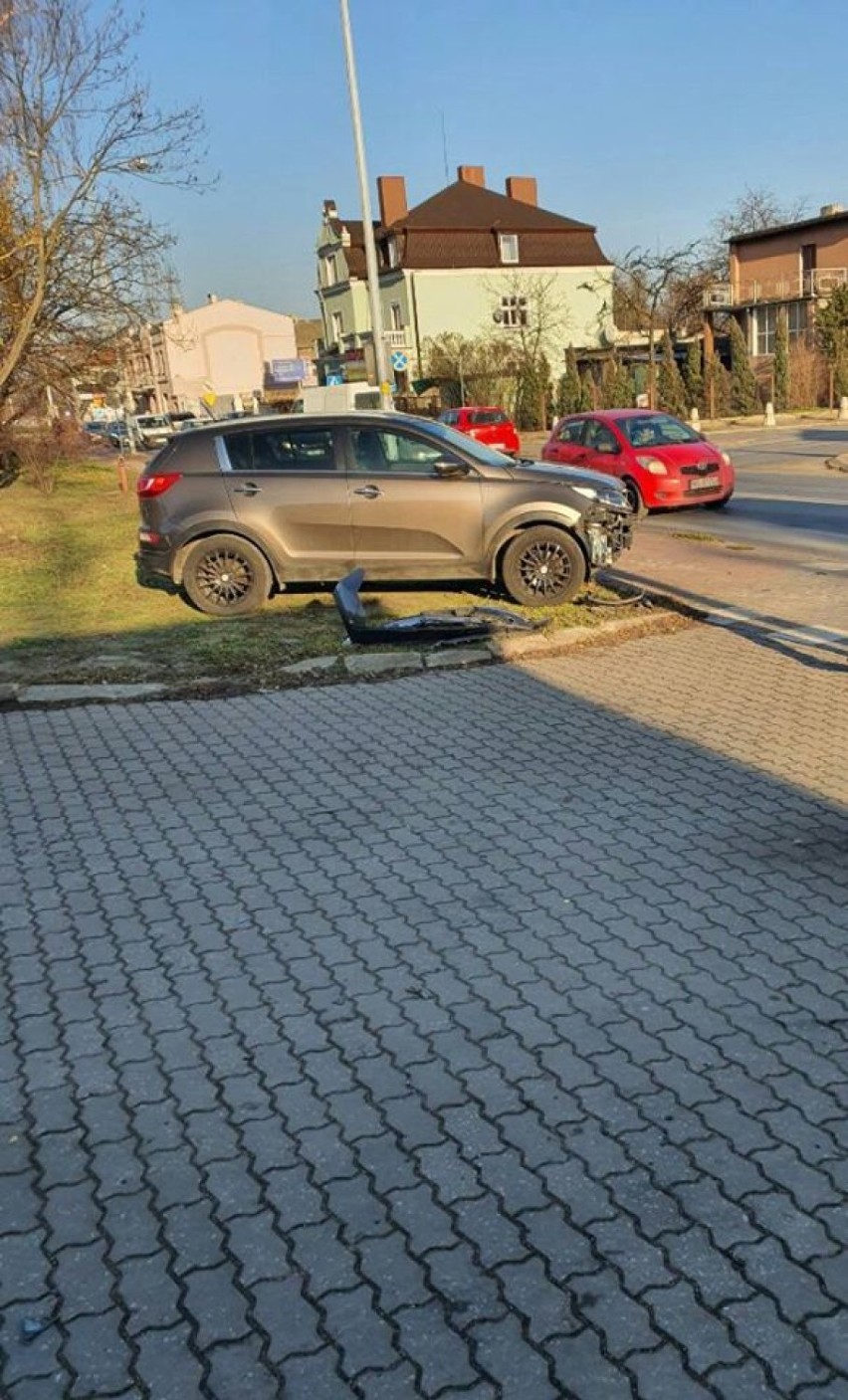 Nietypowa kolizja na ul. Głowackiego w Tomaszowie Maz. Auto stoczyło się z parkingu [ZDJĘCIA]