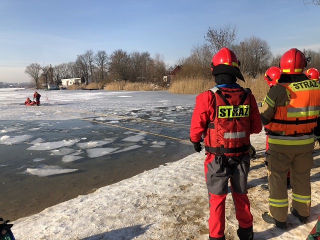 Strażacy z Małopolski zachodniej informują co robić, gdy zarwie się lód