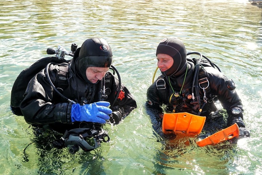 Konińscy strażacy pod wodą. Zgrupowanie i szkolenie z nurkowania w skafandrze