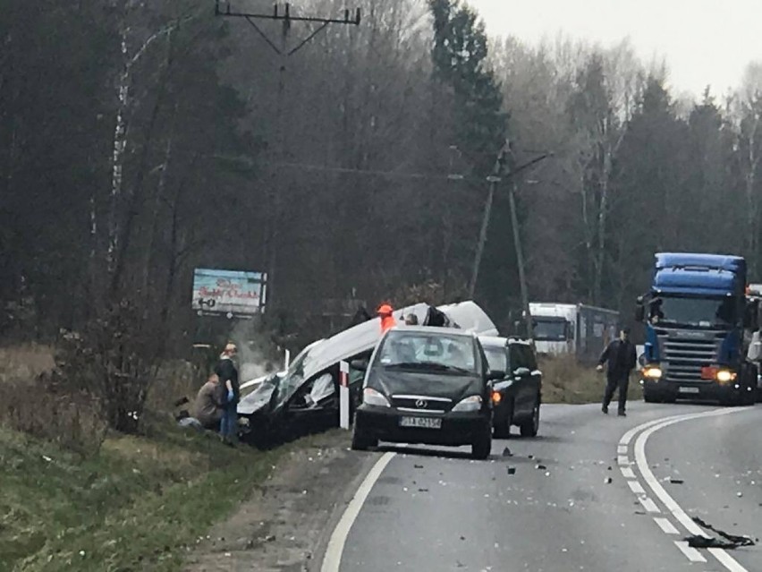 Groźny wypadek pomiędzy Tarnowskimi Górami i Miasteczkiem Śląskim na DW 908. Są ranni, lądował śmigłowiec LPR