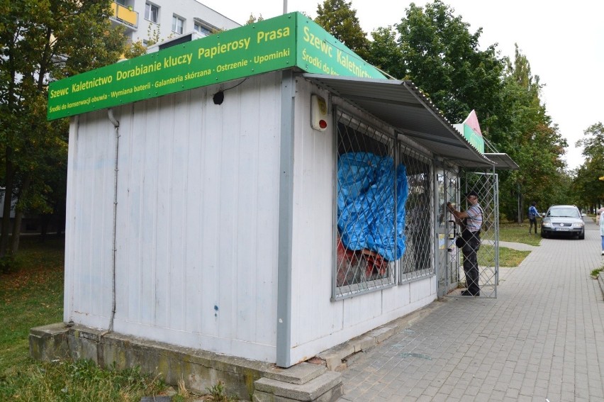 Wnętrze kiosku jest całe zabrudzone po pożarze. Właściciel...