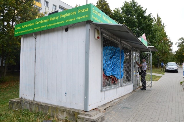 Wnętrze kiosku jest całe zabrudzone po pożarze. Właściciel dopiero liczy wszystkie straty...