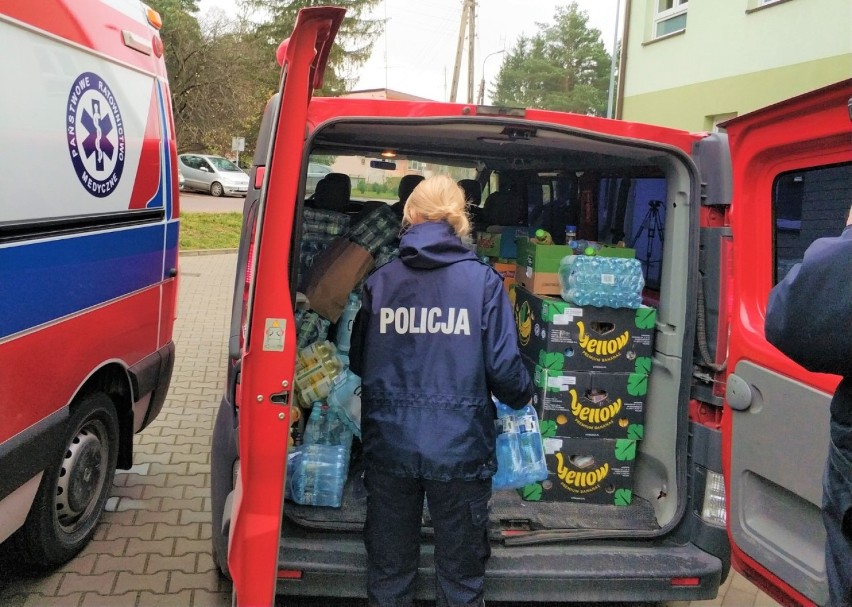 Policjanci z Sejn przekazali produkty spożywcze, soki i wodę pacjentom szpitala 