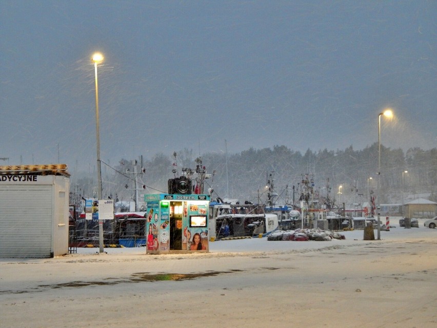 Ustka zasypana śniegiem. Bardzo trudne warunki drogowe w całym regionie (ZDJĘCIA)