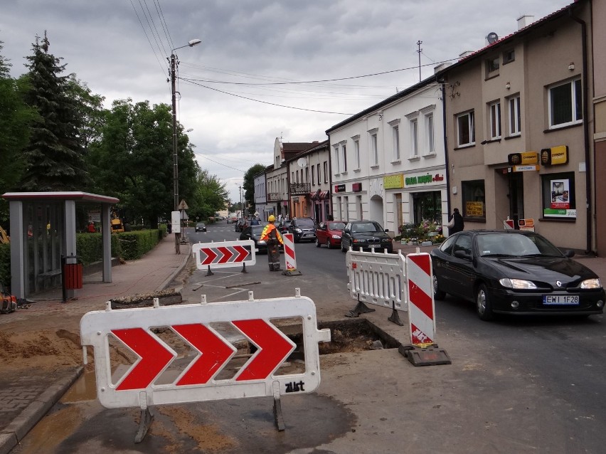 Podpinają Krakowskie Przedmieście do kanalizacji [FOTO]