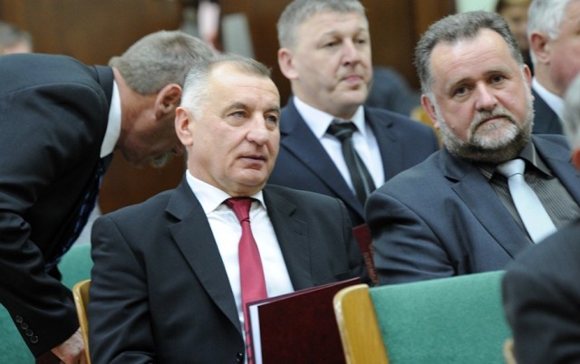 Marek Kwiatkowski (po lewej obok Zygmunta Parucha) dostał rekomendację klubu PiS na starostę nowosądeckiego. Sam wstrzymał się od głosu. Marek Pławiak go nie poparł
