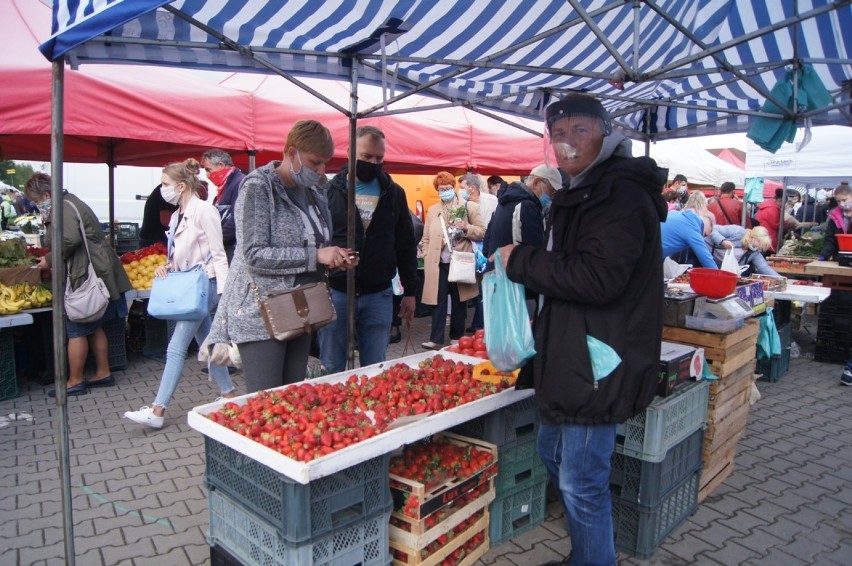 Na targowisku w Radomsku handel kwitnie. Jakie ceny warzyw i...