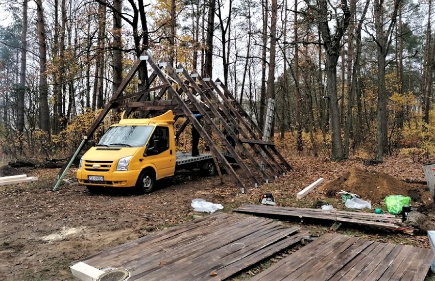 Na polu namiotowym przy ul. Spacerowej w Goleniowie stawiana...